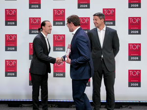 Sven Seher, Alexander Becker erhalten von Dr. Karl-Theodor zu Guttenberg den Preis TOP CONSULTANT 2026 in Heidelberg