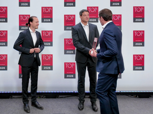 Sven Seher, Alexander Becker erhalten von Dr. Karl-Theodor zu Guttenberg den Preis TOP CONSULTANT 2026 in Heidelberg